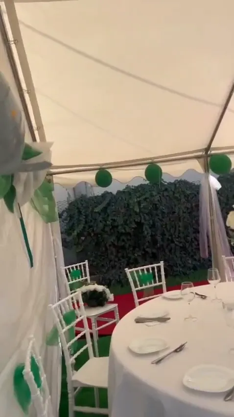 Poster video cu masă rotundă și scaune albe în interiorul cortului